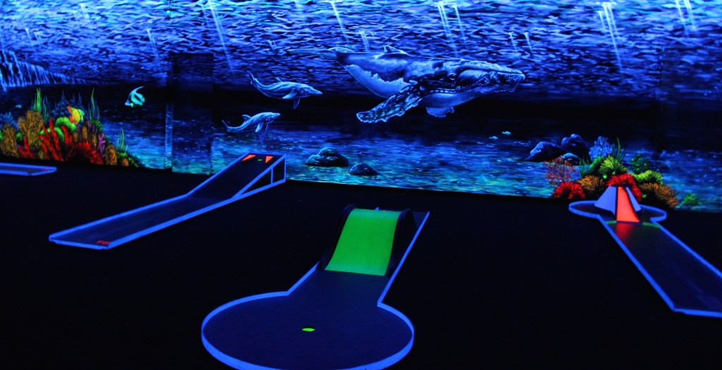 Unterwasserwelt in der 3D Schwarzlicht Minigolf Anlage Simigo
